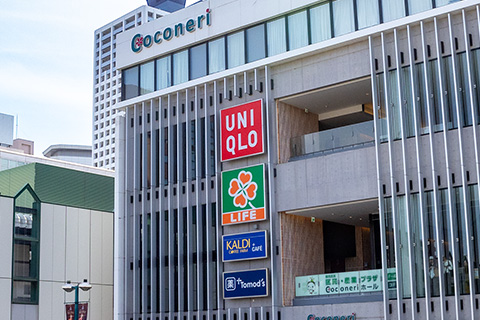 駅に2軒の大型スーパー